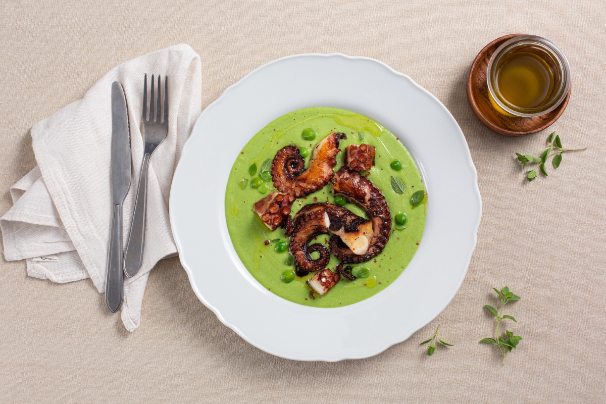 Poulpe sur crème de pois et pommes de terre