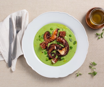 Poulpe sur crème de pois et pommes de terre