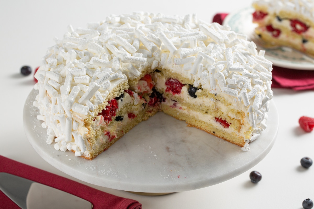 Génoise avec chantilly et fruits des bois