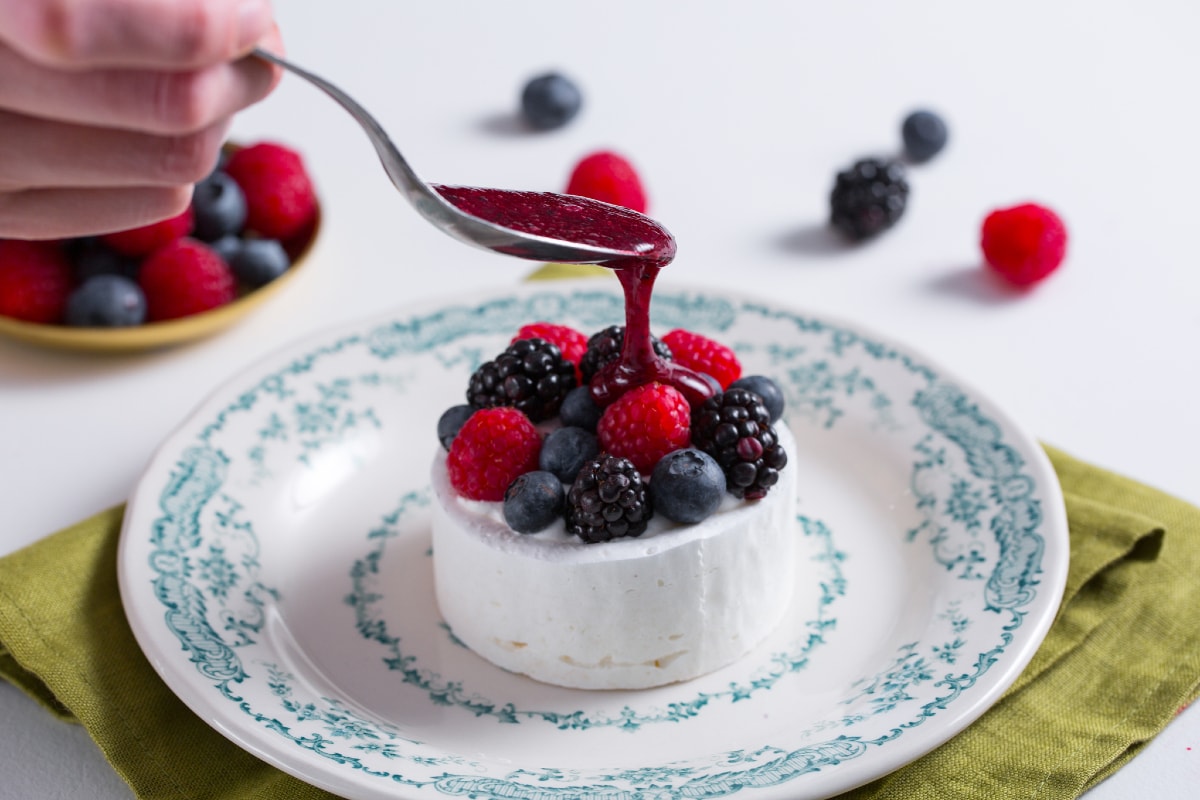 Pavlova avec chantilly et fruits rouges