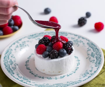 Pavlova avec chantilly et fruits rouges