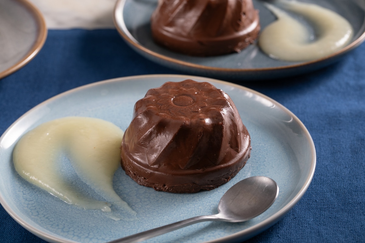 Pudding au chocolat et noix de muscade avec coulis de pommes