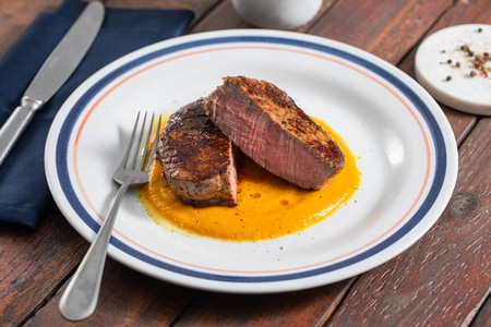 Filet de bœuf au poivre avec crème de potiron