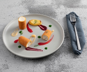 Rouleaux de poulet frit avec sauces de fruits et légumes