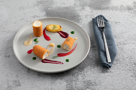 Rouleaux de poulet frit avec sauces de fruits et légumes