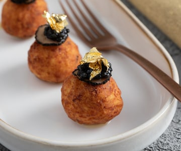 Boulettes de poulet frites avec caviar et truffe spectaculaires