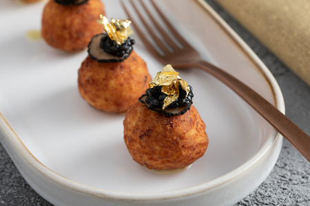 Boulettes de poulet frites avec caviar et truffe spectaculaires