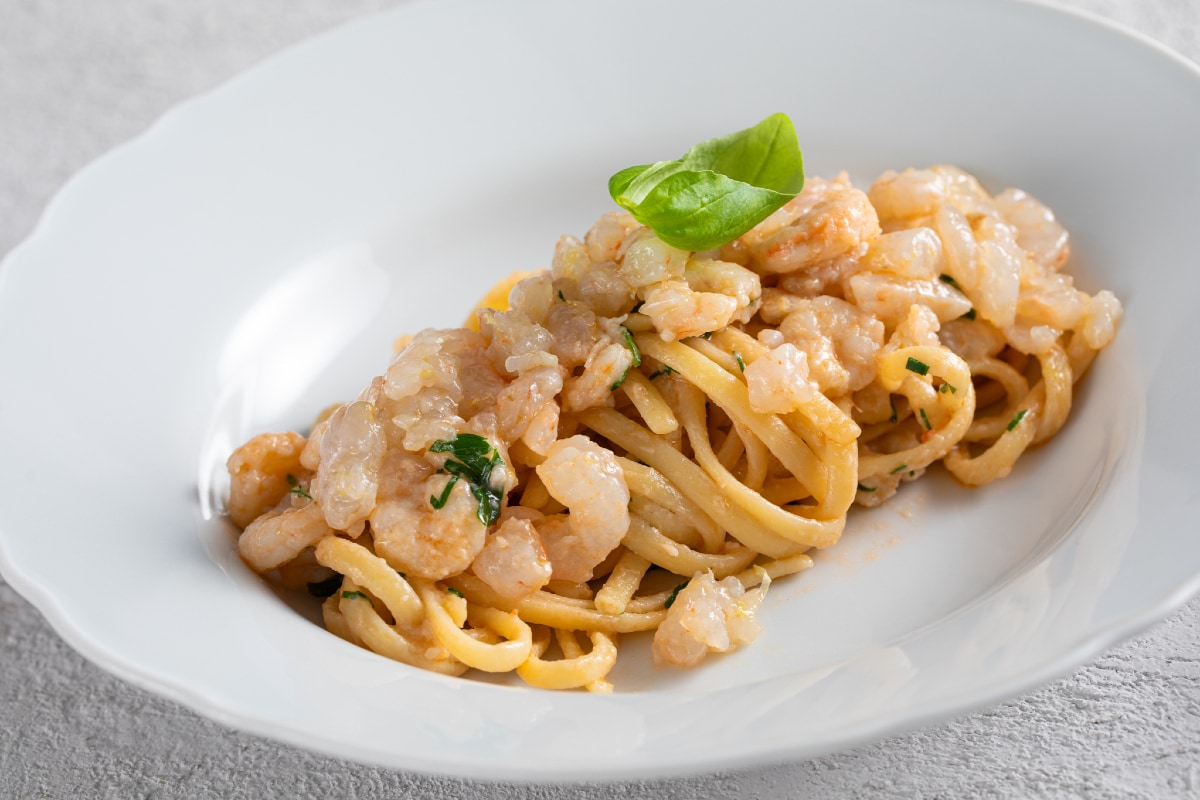 Linguine à l'ail, huile et piment avec crevettes