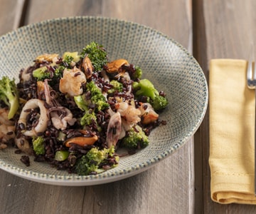 Riz vénéré avec brocolis et fruits de mer
