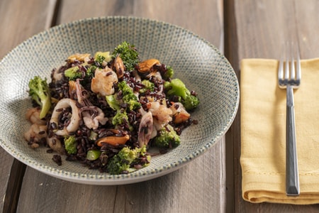 Riz vénéré avec brocolis et fruits de mer