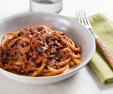 Pici avec ragoût de champignons et noix