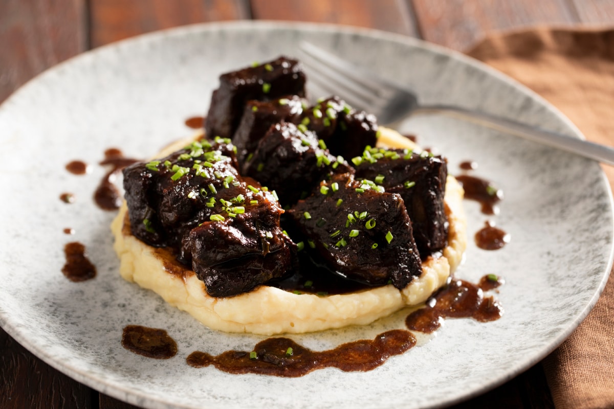 Plat de côte braisé avec purée