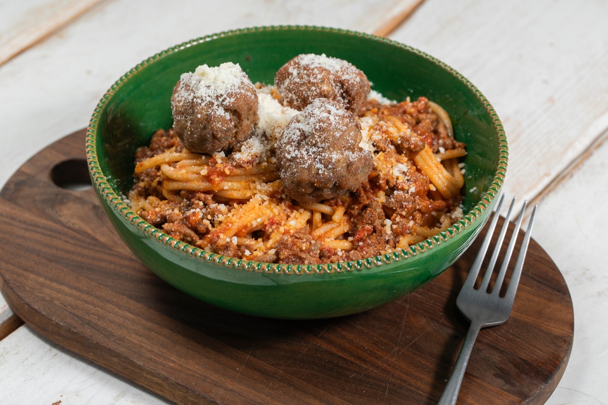 Spaghetti avec sauce bolognaise et boulettes de viande