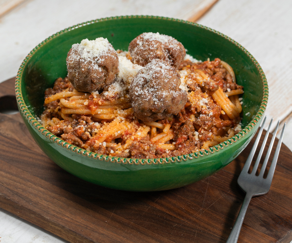 Spaghetti avec sauce bolognaise et boulettes de viande