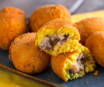 Arancini avec viande et béchamel