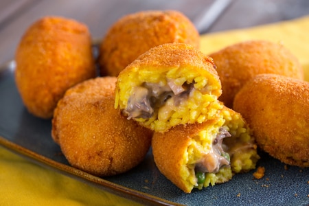 Arancini avec viande et béchamel