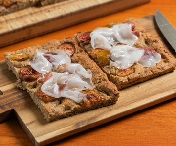 Focaccia aux 5 céréales avec figues et lard