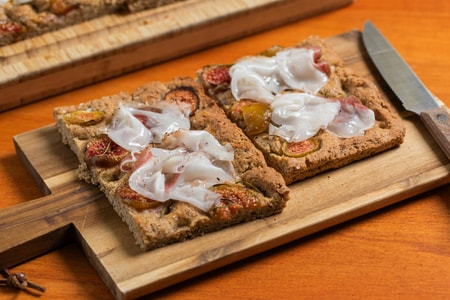 Focaccia aux 5 céréales avec figues et lard