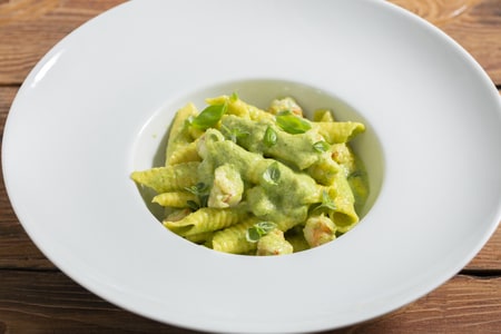 Garganelli avec pesto de courgettes et crevettes