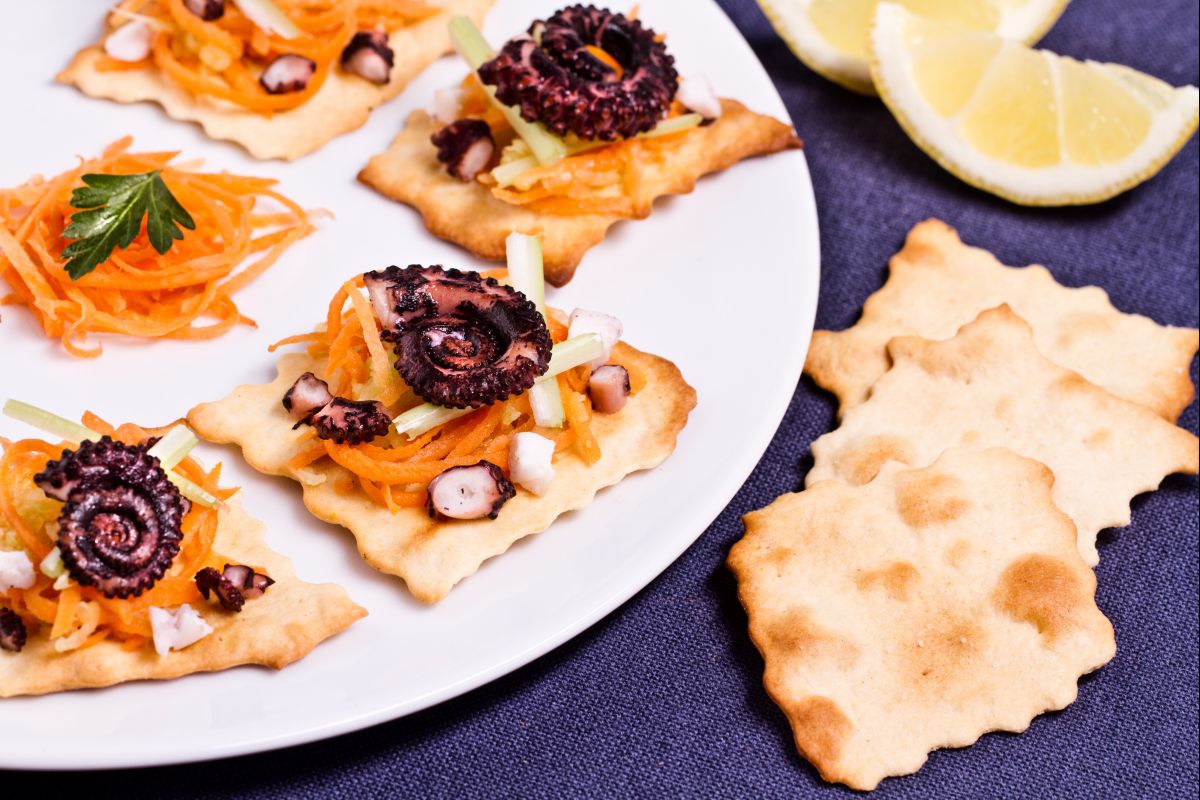Feuilletés classiques avec salade de poulpe