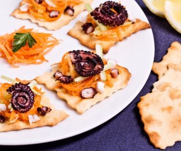 Feuilletés classiques avec salade de poulpe