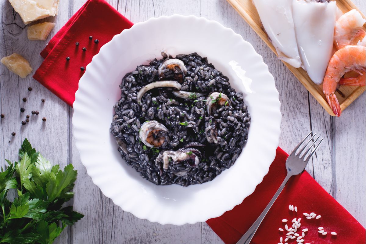 Risotto à l'encre de seiche avec crevettes