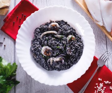 Risotto à l'encre de seiche avec crevettes