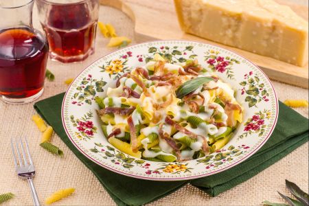 Maccheroncini au peigne avec culatello et crème au parmesan