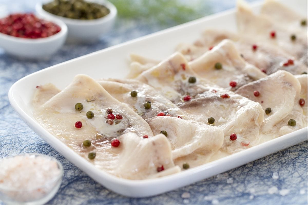 Carpaccio d'espadon au poivre vert et rose