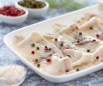 Carpaccio d'espadon au poivre vert et rose
