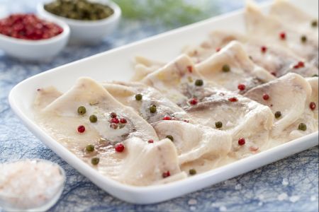 Carpaccio d'espadon au poivre vert et rose