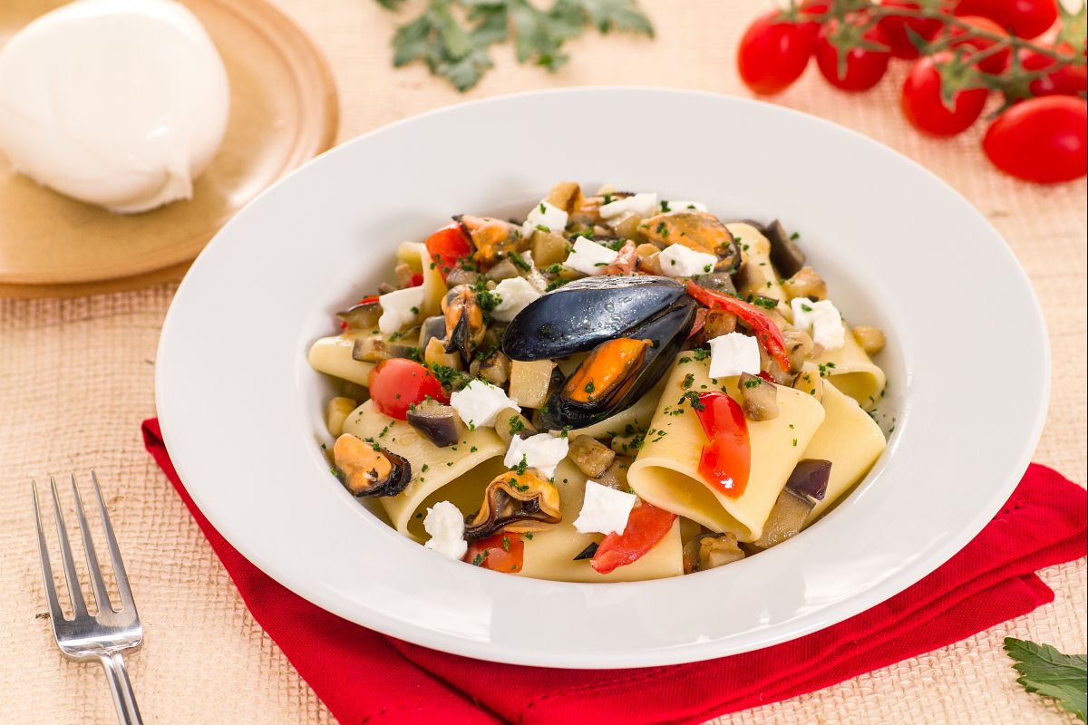 Paccheri aux aubergines, moules et mozzarella de bufflonne