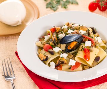 Paccheri aux aubergines, moules et mozzarella de bufflonne