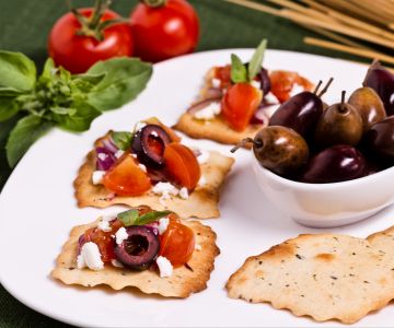 Feuilletés aux olives avec tomates et miettes de feta
