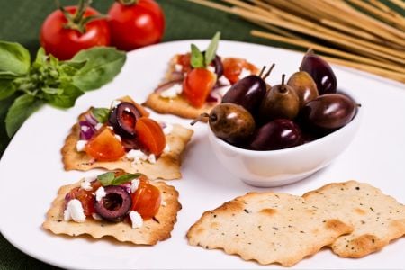 Feuilletés aux olives avec tomates et miettes de feta