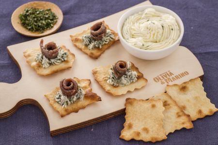 Feuilletés au beurre aromatisé et anchois
