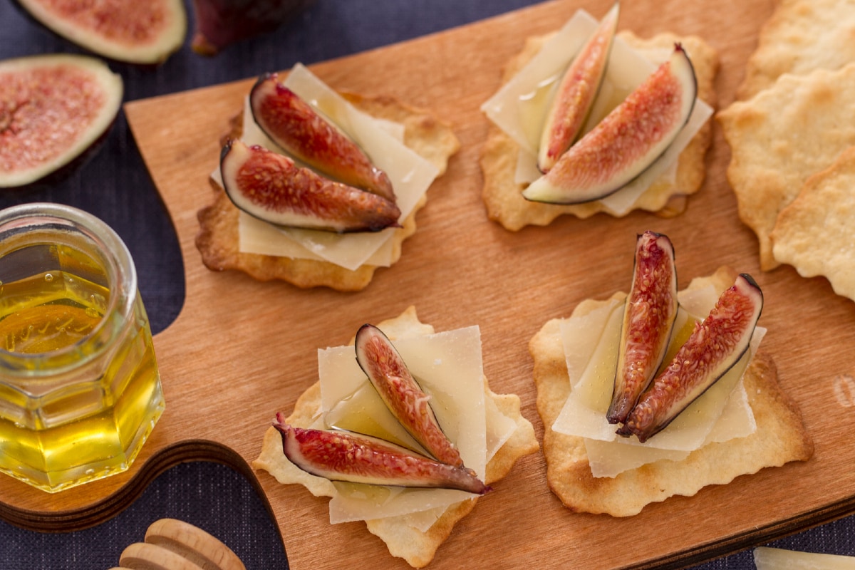 Feuilletés classiques avec figues, parmesan et miel