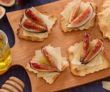Feuilletés classiques avec figues, parmesan et miel