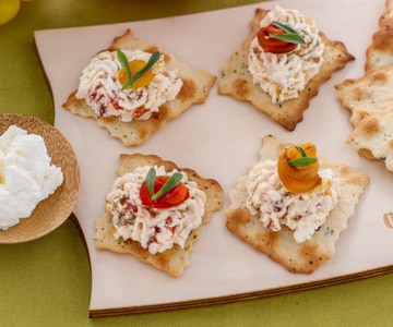 Feuilletés aux olives avec ricotta et poivrons grillés