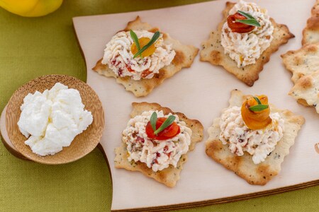Feuilletés aux olives avec ricotta et poivrons grillés