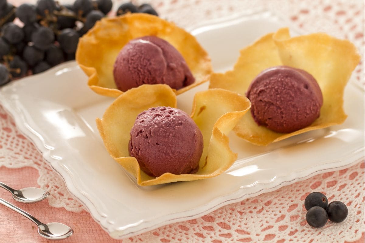 Glace au raisin-fraise en cornet