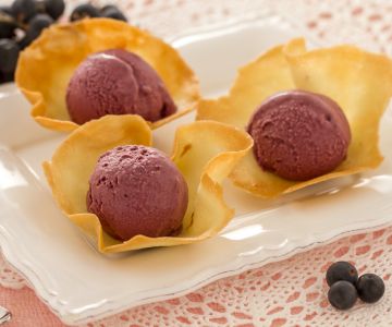 Glace au raisin-fraise en cornet