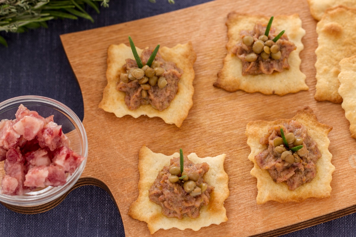Feuilletés à la crème de lentilles et cotechino