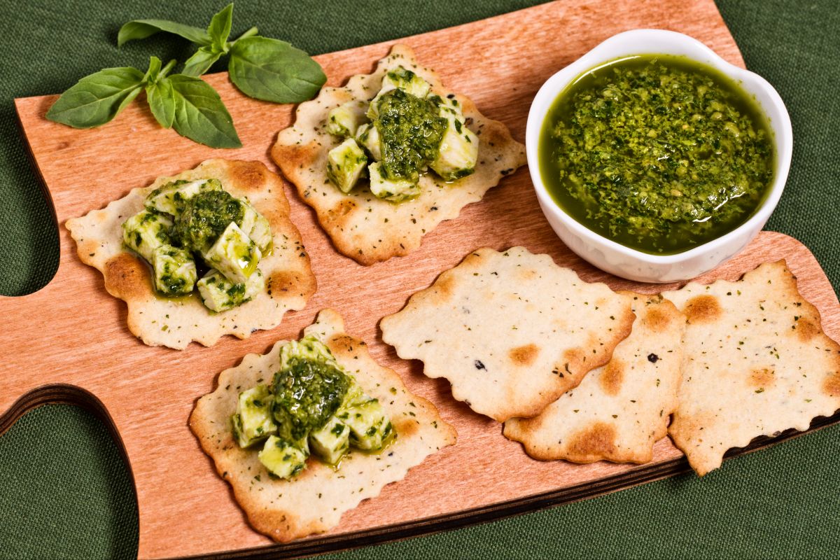 Feuilletés aux olives avec salade de poulet verte