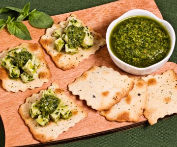 Feuilletés aux olives avec salade de poulet verte