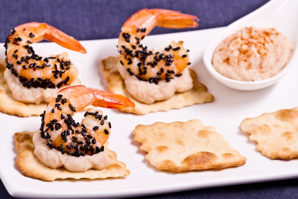 Feuilletés à la crème de haricots blancs et crevettes sautées