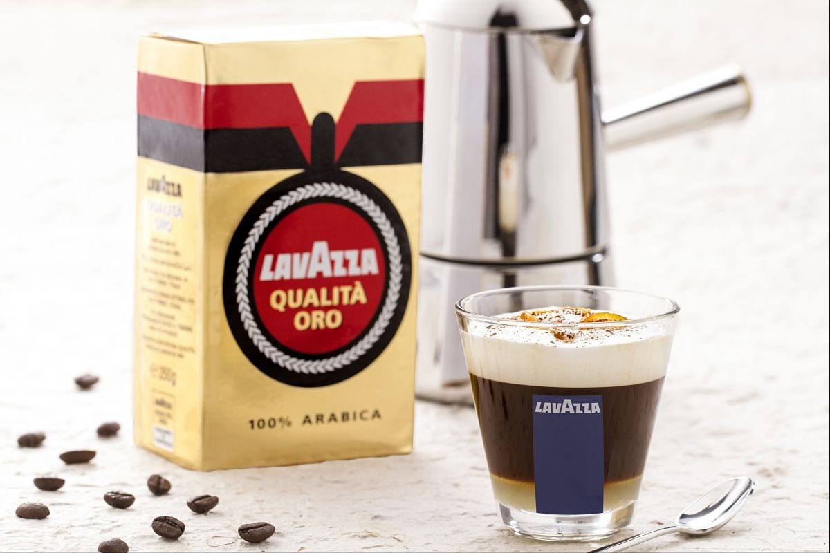 Café à l'orange avec mousse de lait crémeuse et aromatique