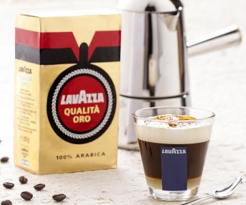 Café à l'orange avec mousse de lait crémeuse et aromatique