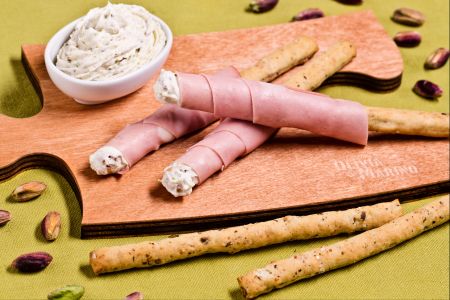 Grissini aux olives enroulés dans la mortadelle et robiola