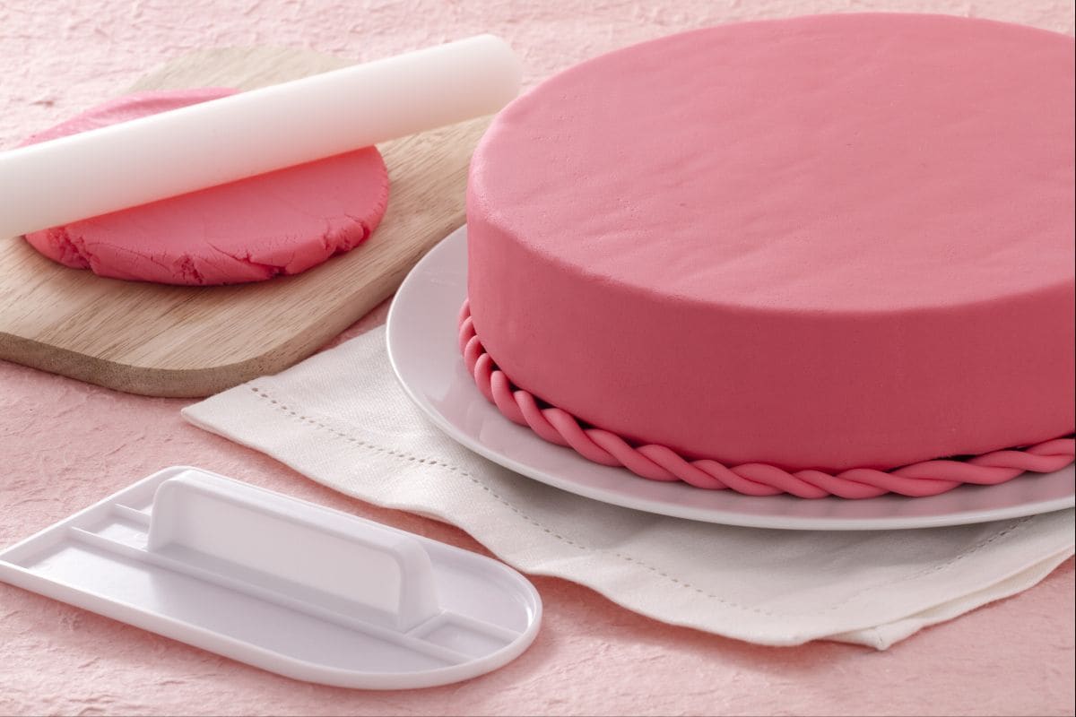 Comment recouvrir un gâteau avec de la pâte à sucre